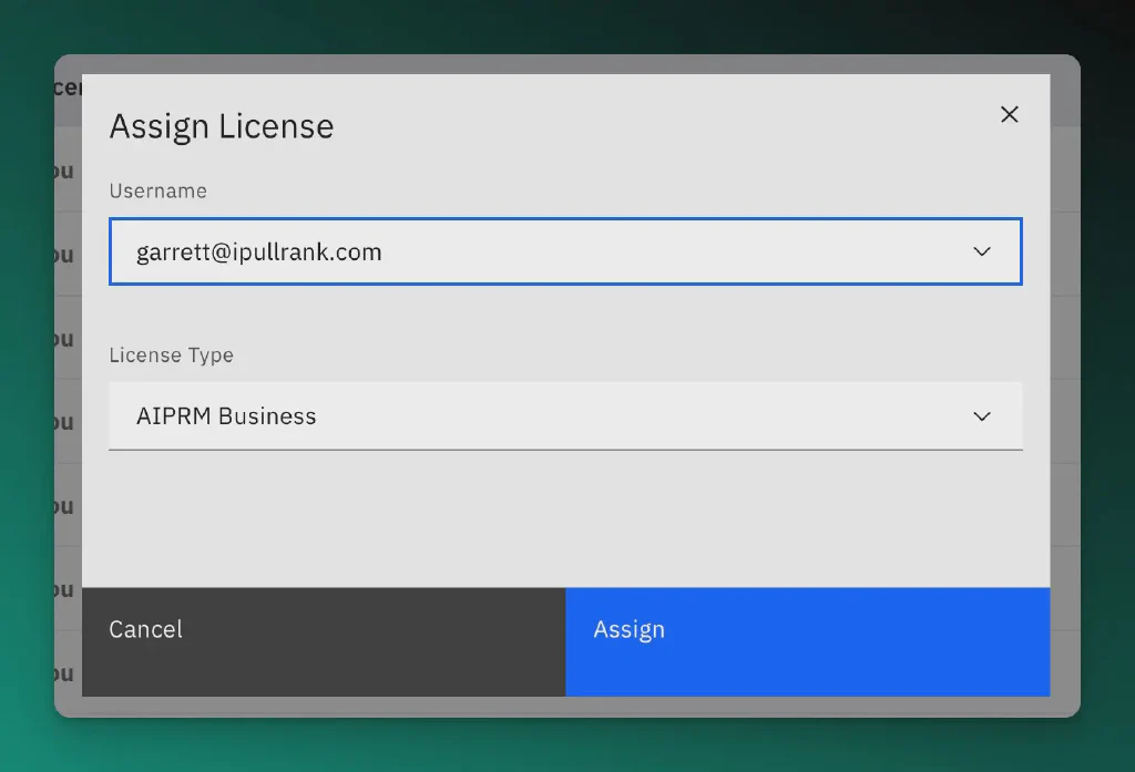 Schermata della finestra di assegnazione della licenza AIPRM con un indirizzo e-mail evidenziato.